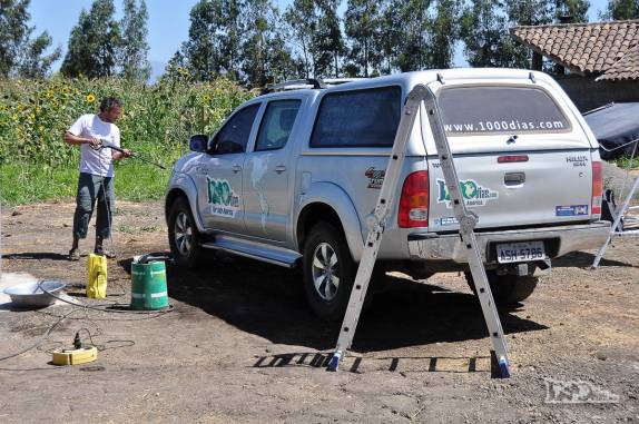 Aproveitando a tranquilidade e a água na casa do Pablo e da Andrea para dar um bom banho na Fiona, em Rengo, ao sul de Santiago, no Chile